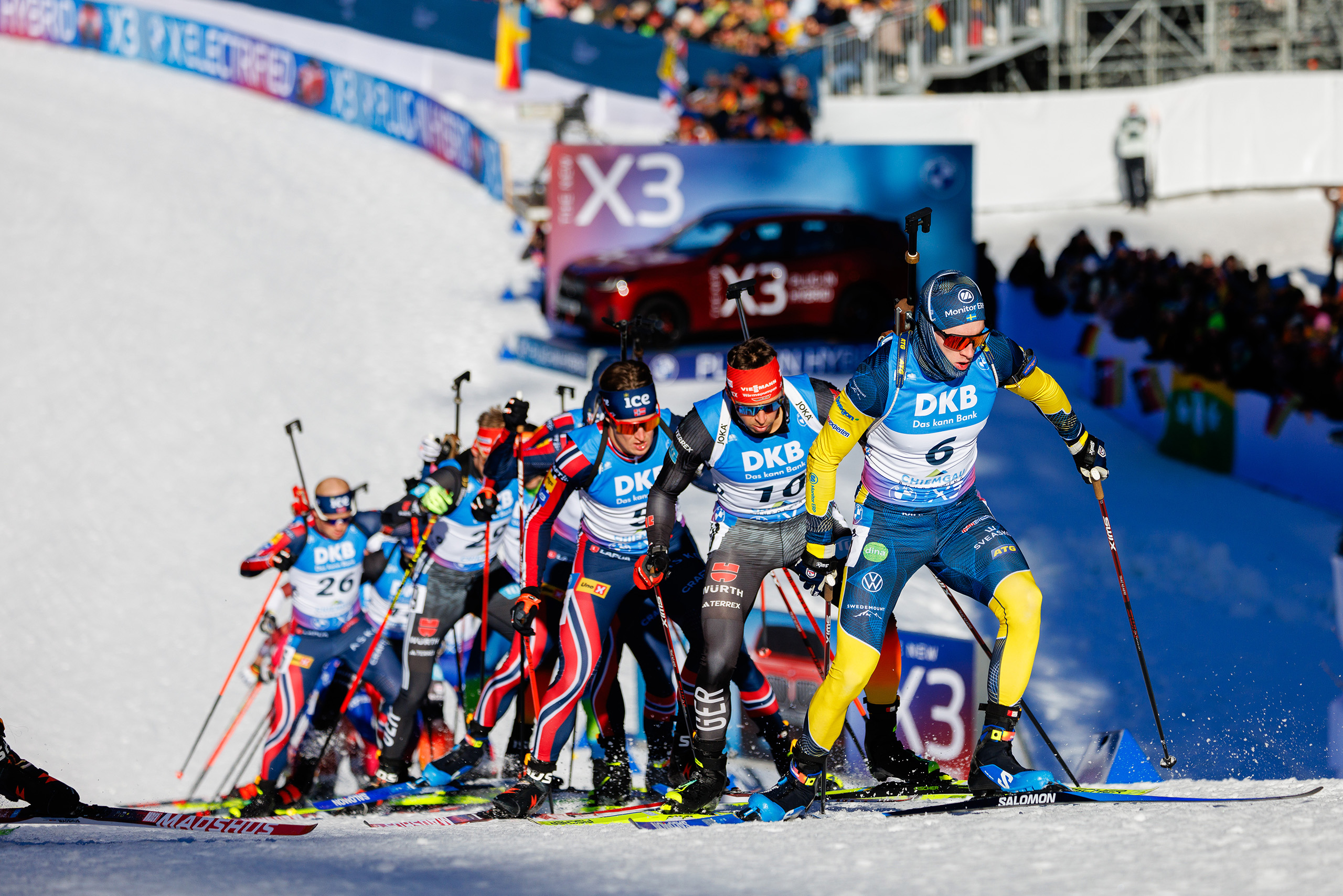 Biathlon-Ruhpolding_GT2A0242 Enges Starterfeld der Biathleten kämpft sich im Anstieg dicht aneinander den Hang hinauf.