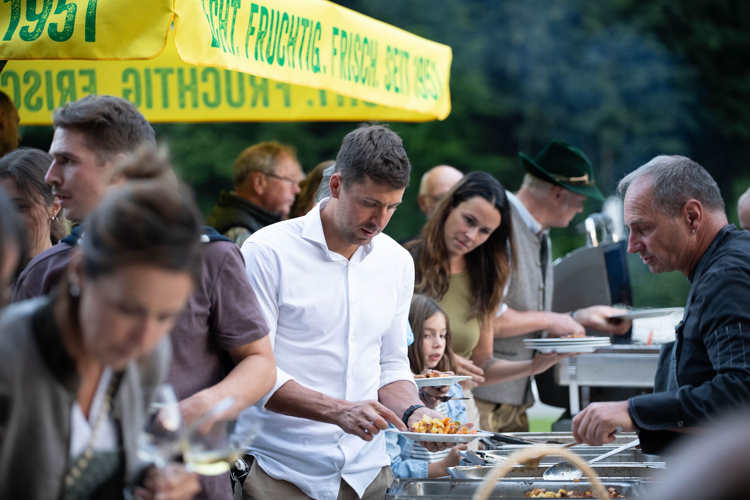 Gäste bedienen sich am Buffet bei der Helferfeier.