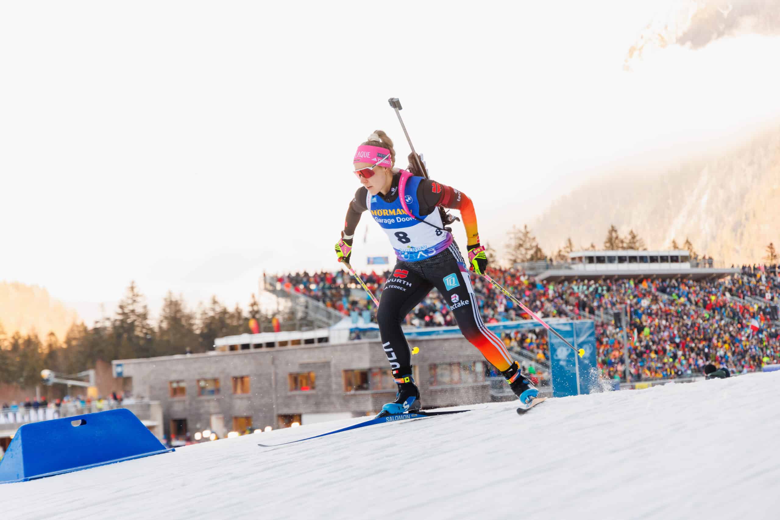 Biathletin im Wettkampf beim Langlauf vor vollbesetzten Tribünen in der Chiemgau Arena Ruhpolding.