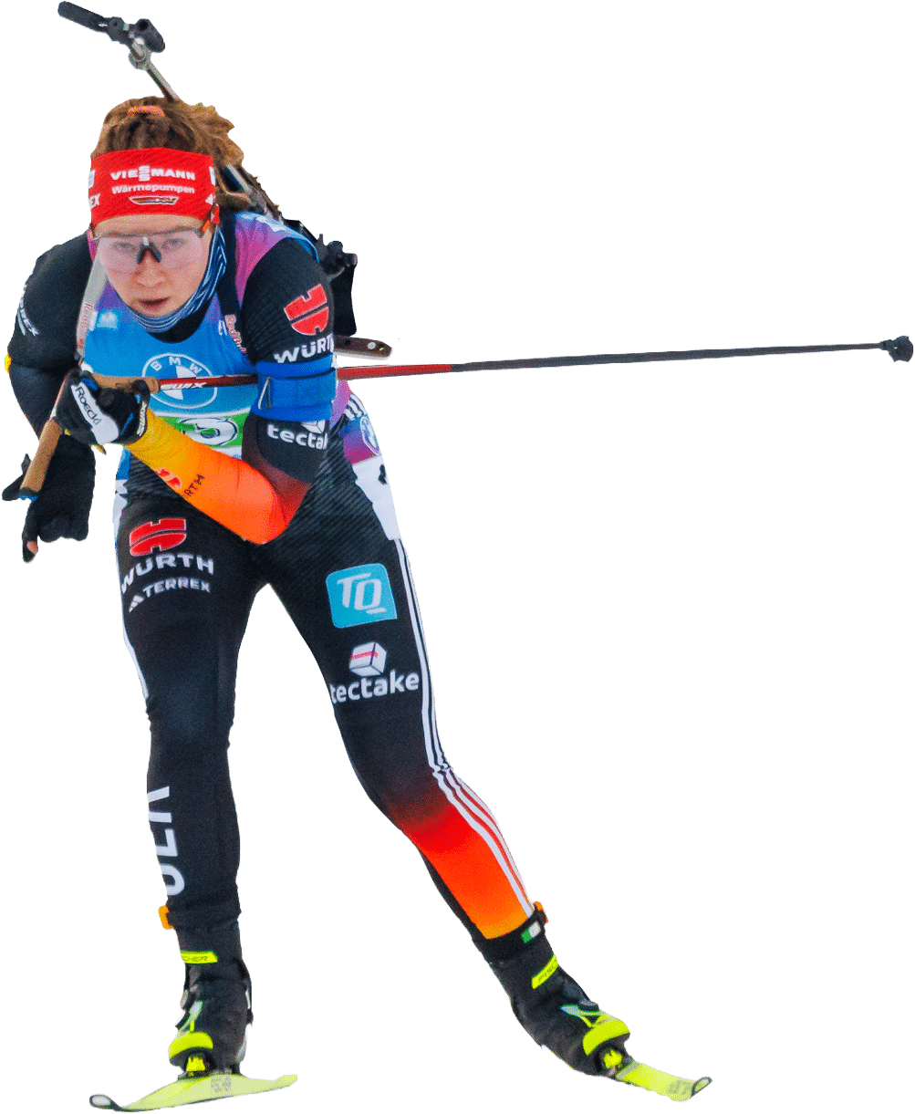 Biathletin in Rennhaltung auf Skiern mit Gewehr auf dem Rücken.