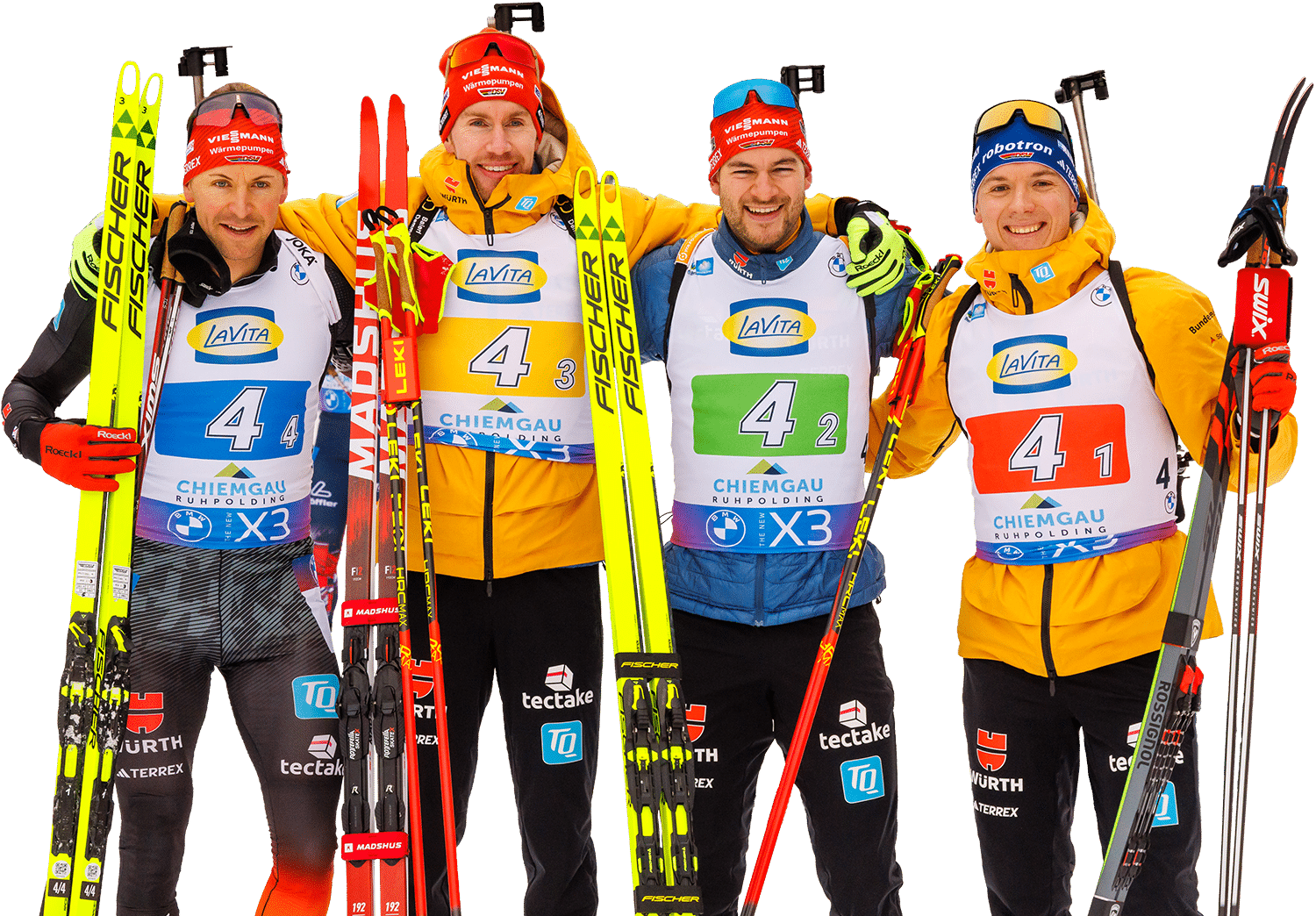 Vier deutsche Biathleten der Männerstaffel posieren mit Skiern und Wettkampfwesten.
