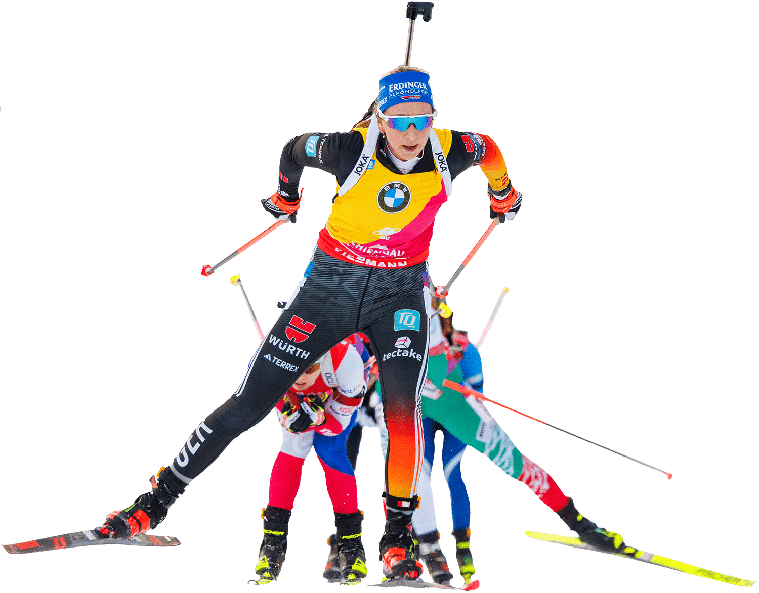 Biathletin im gelben Führenden-Trikot in der Loipe, gefolgt von weiteren Athletinnen.