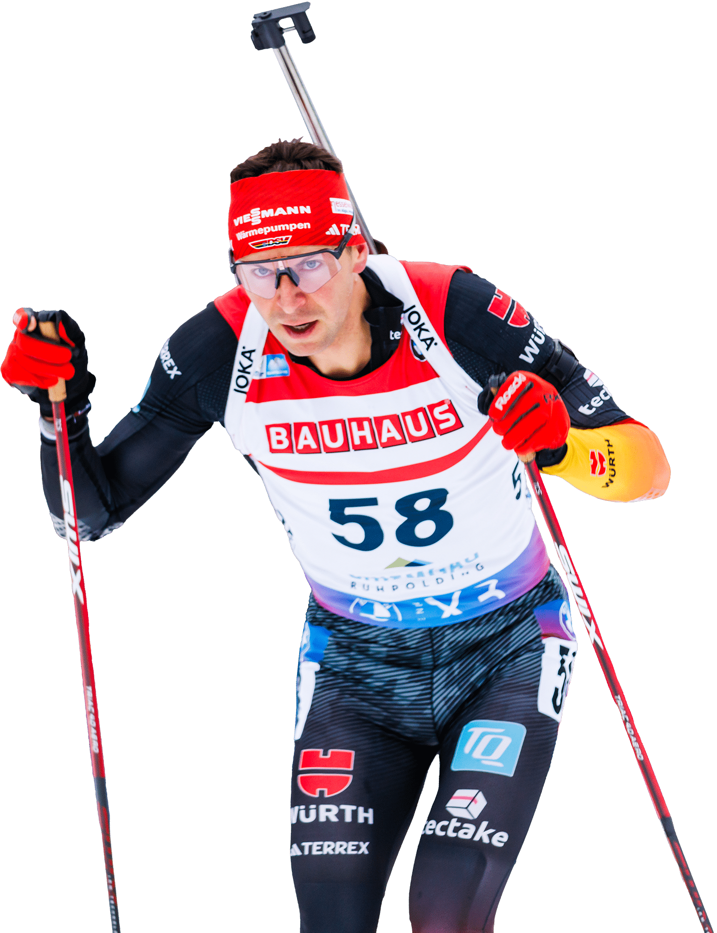 Biathlet mit Startnummer 58 in Wettkampfposition beim Skilanglauf.
